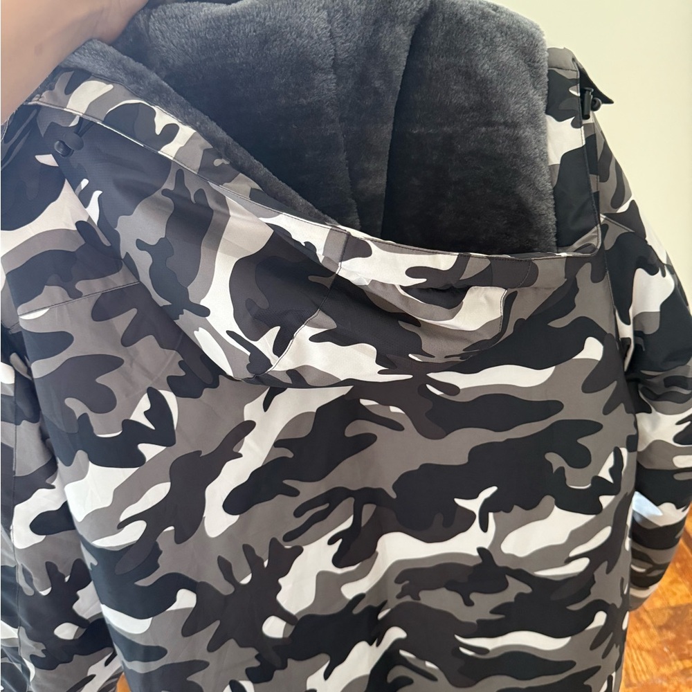 Outdoor jacket - Picture 3 of 3